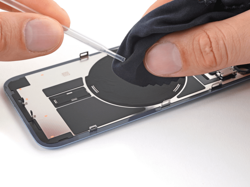 Adhesive Application of the iPhone 15 Plus Rear Glass2